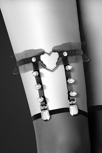 Гартер на ногу Bijoux Pour Toi - WITH HEART AND SPIKES Black, сексуальна підв'язка з сердечком SO2223